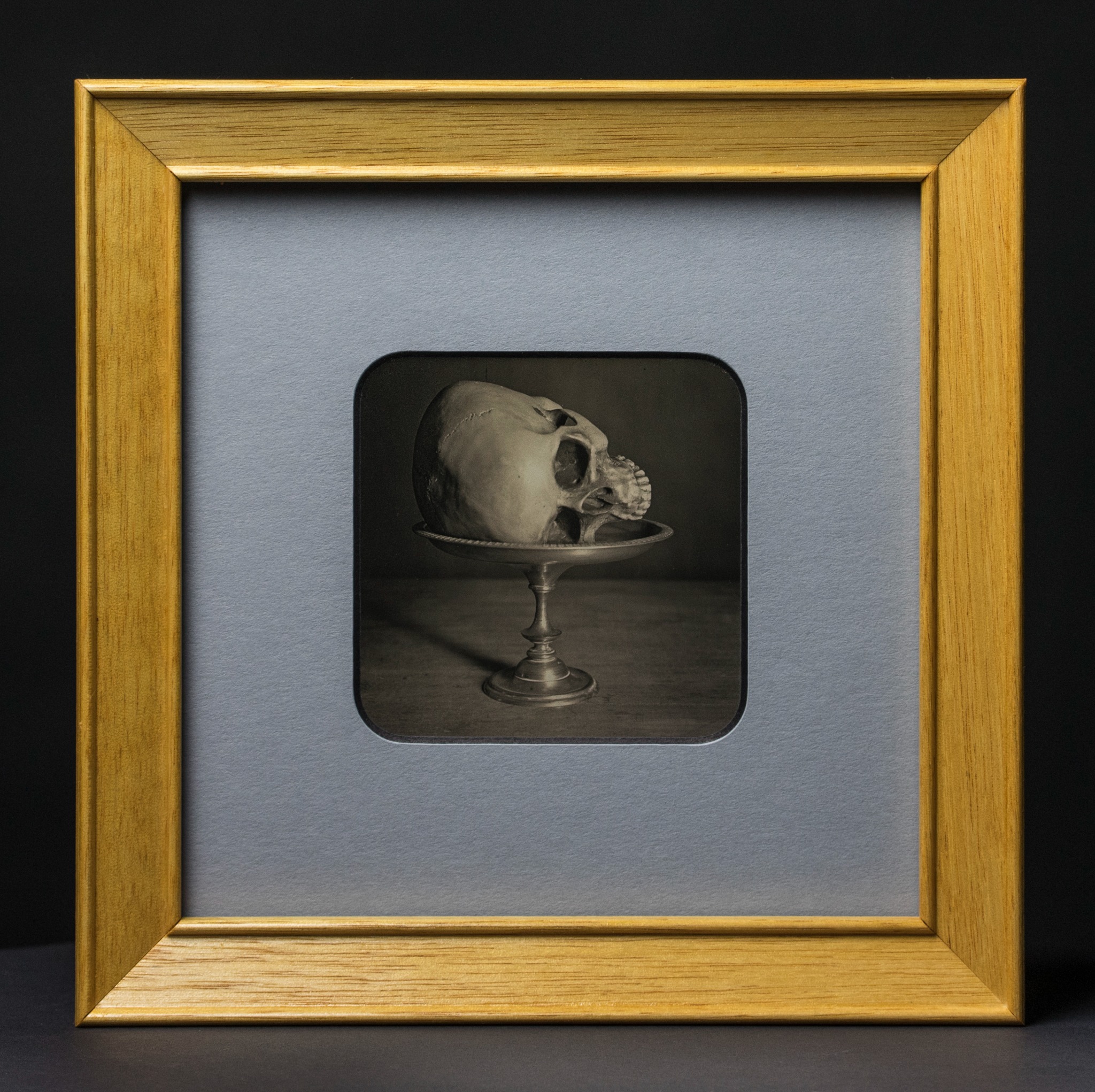 Gerahmte Daguerreotypie: Schädel in der Schale.