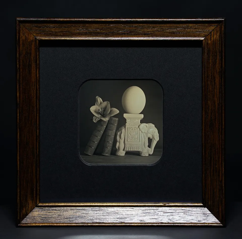 Gerahmte Daguerreotypie: Straußenei mit Lilie und Goethe-Romanen.