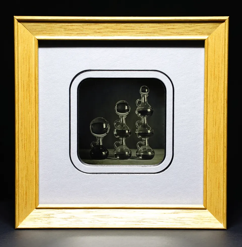 Gerahmte Daguerreotypie: Stillleben aus Glas.