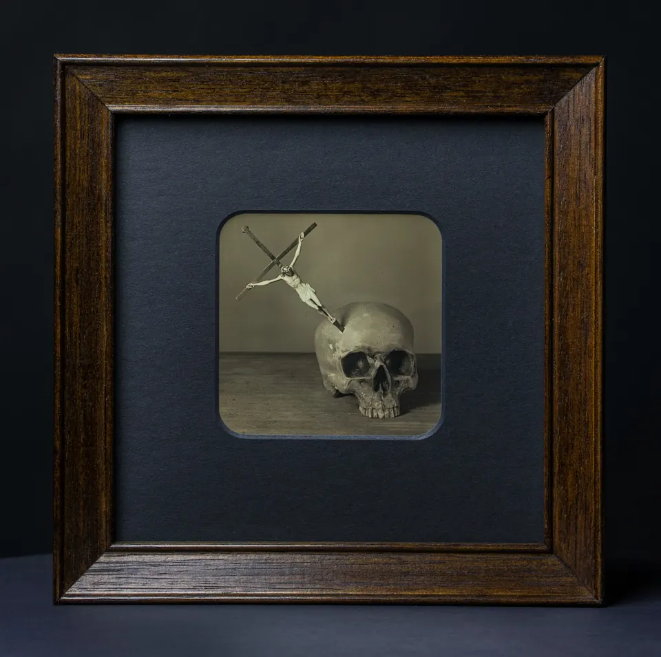Gerahmte Daguerreotypie: Gott ist tot! Gott bleibt tot! Und wir haben ihn getötet! — Friedrich Nietzsche.