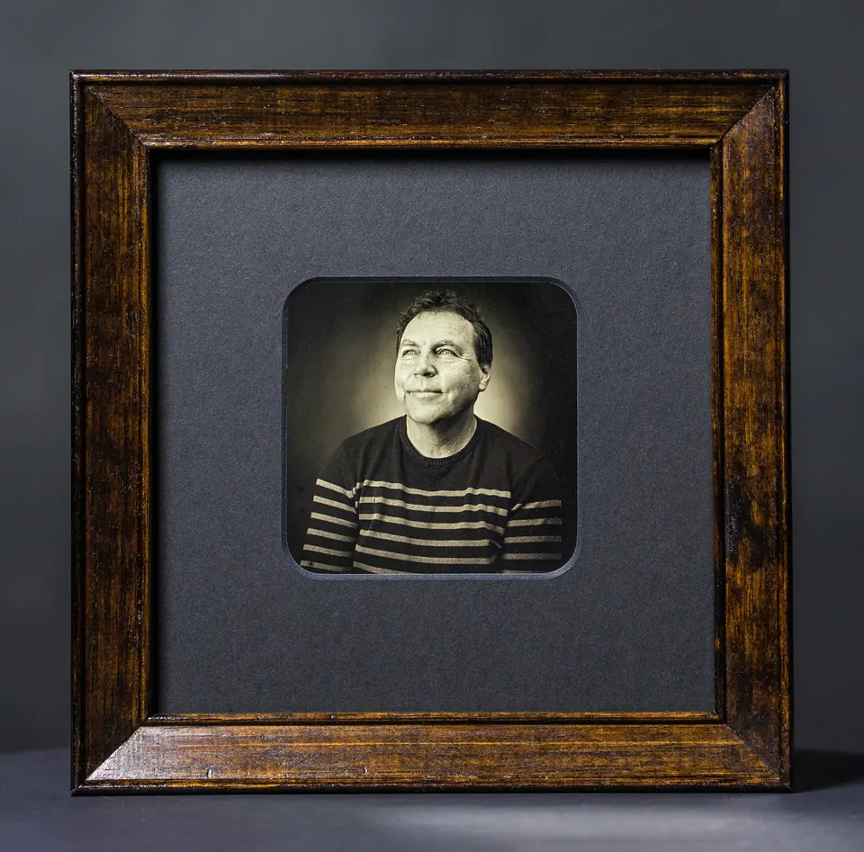 Gerahmte Daguerreotypie: Porträt mit seitlichem Blick.