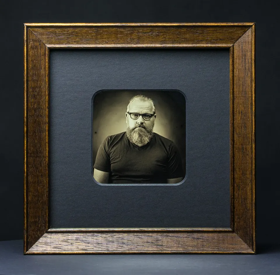 Gerahmte Daguerreotypie: Frontales Porträt mit Brille und Bart.