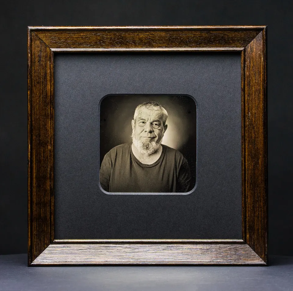 Gerahmte Daguerreotypie: Porträt mit Bart und direktem Blick.