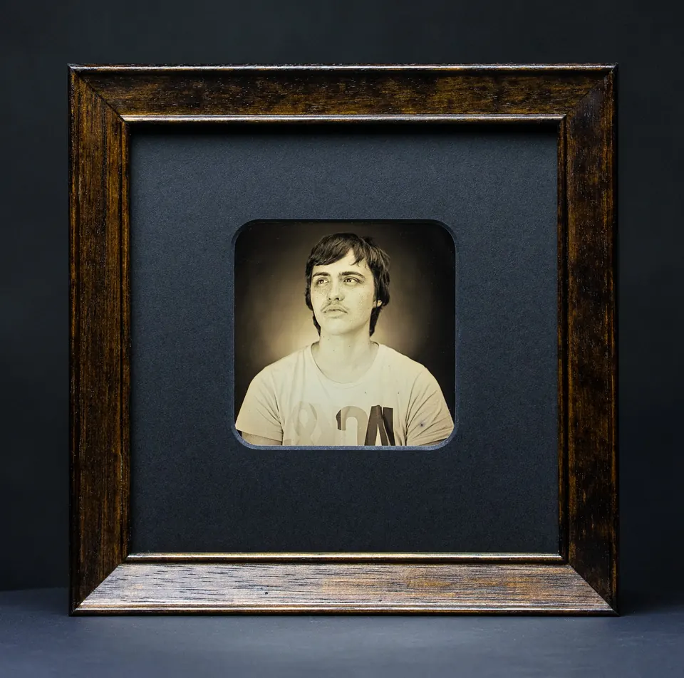 Gerahmte Daguerreotypie: Porträt in hellem T-Shirt.