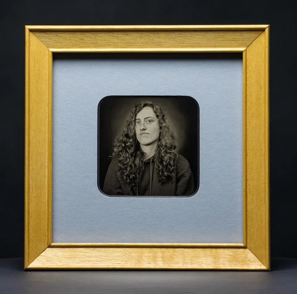 Gerahmte Daguerreotypie: Porträt mit lockigem Haar.