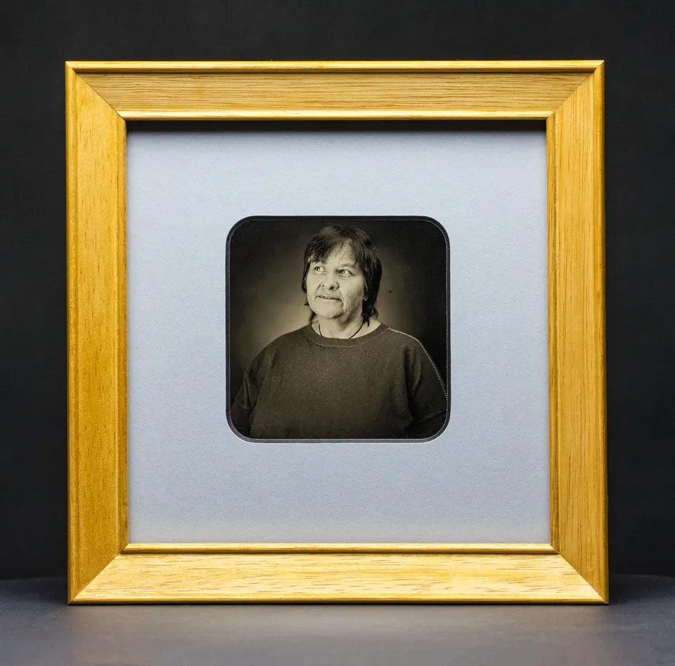 Gerahmte Daguerreotypie: Porträt mit kurzem Haar und seitlichem Blick.