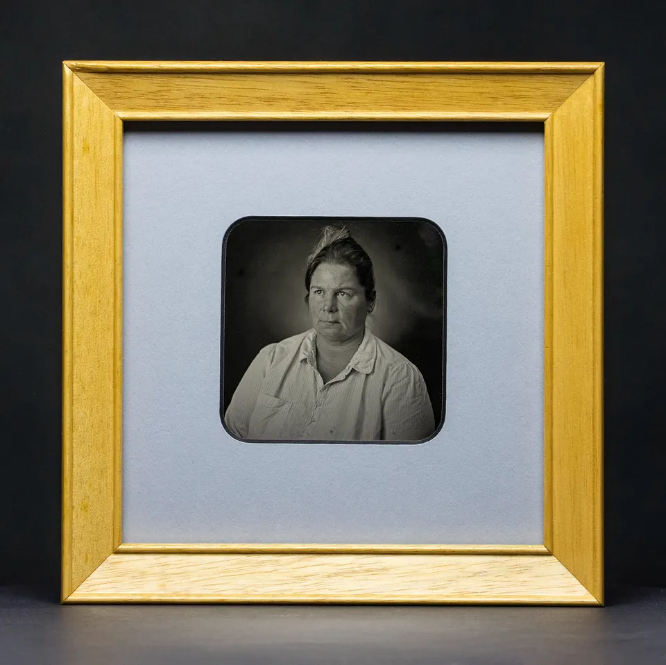 Gerahmte Daguerreotypie: Porträt mit hellem Oberteil.