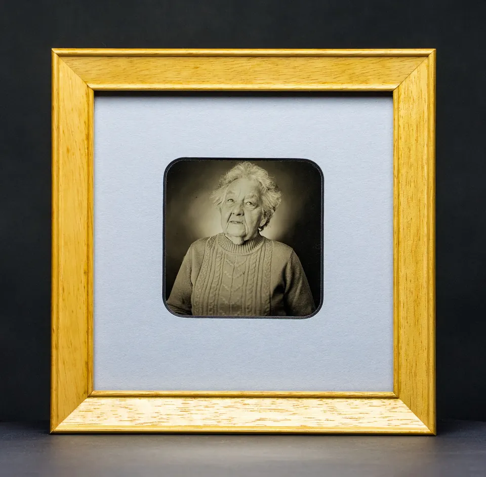 Gerahmte Daguerreotypie: Porträt mit leicht aufwärts gerichtetem Blick.