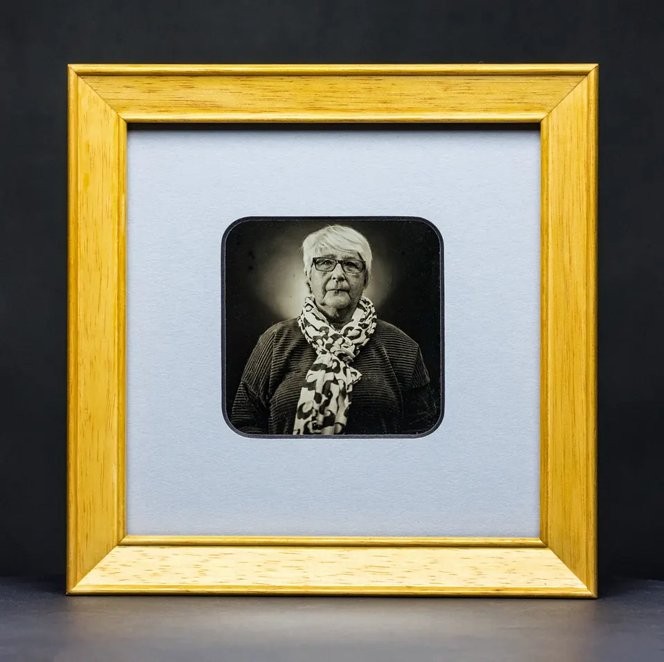 Gerahmte Daguerreotypie: Porträt mit Brille und gemustertem Schal.