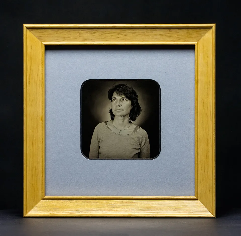 Gerahmte Daguerreotypie: Porträt mit diagonal gerichtetem Blick.