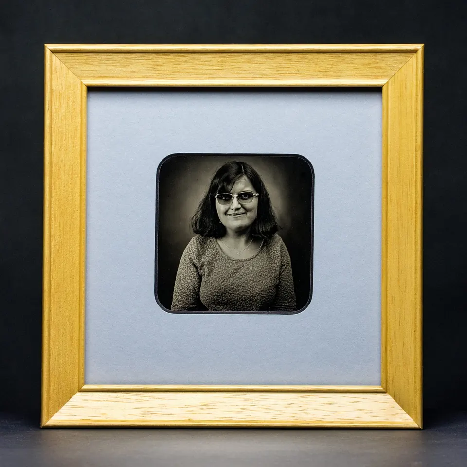 Gerahmte Daguerreotypie: Porträt mit Brille und gemustertem Oberteil.