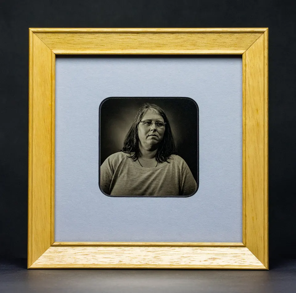 Gerahmte Daguerreotypie: Porträt mit Brille und schulterlangem Haar.
