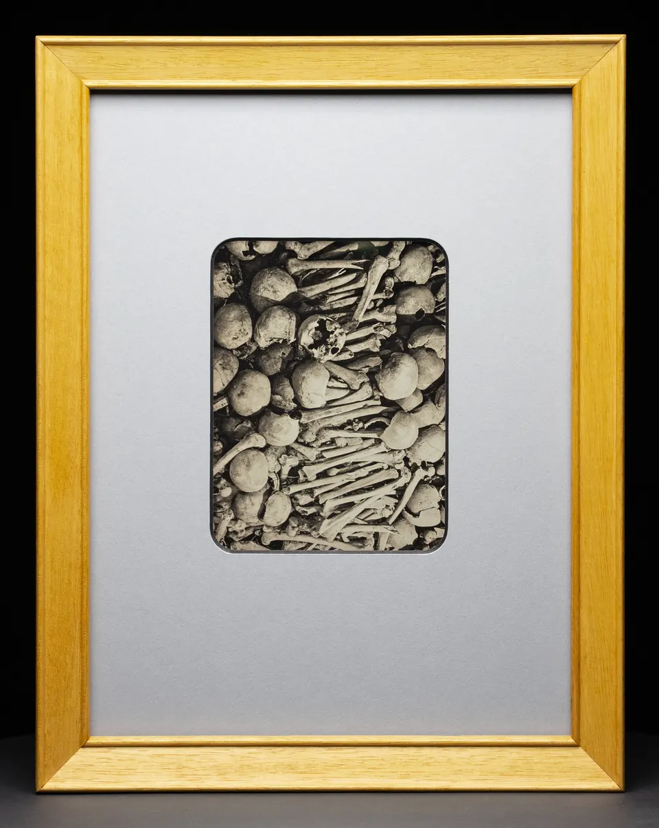 Gerahmte Daguerreotypie: Beinhaus in der Kirche St. Michael.