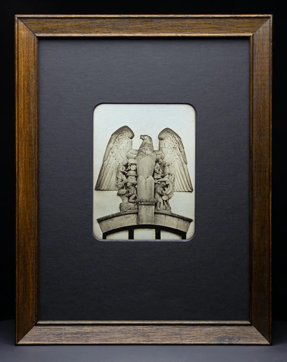 Gerahmte Daguerreotypie der Wandskulptur am Hafenmarkt, aufgenommen im November 2021.