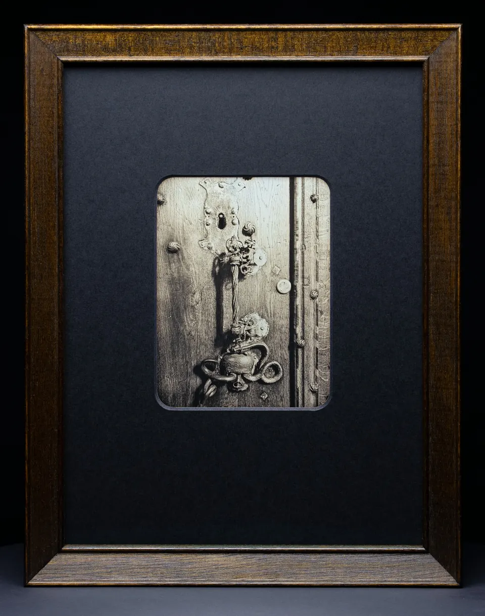Gerahmte Daguerreotypie: Türgriff im Raum der Stille in der Kirche St. Michael.