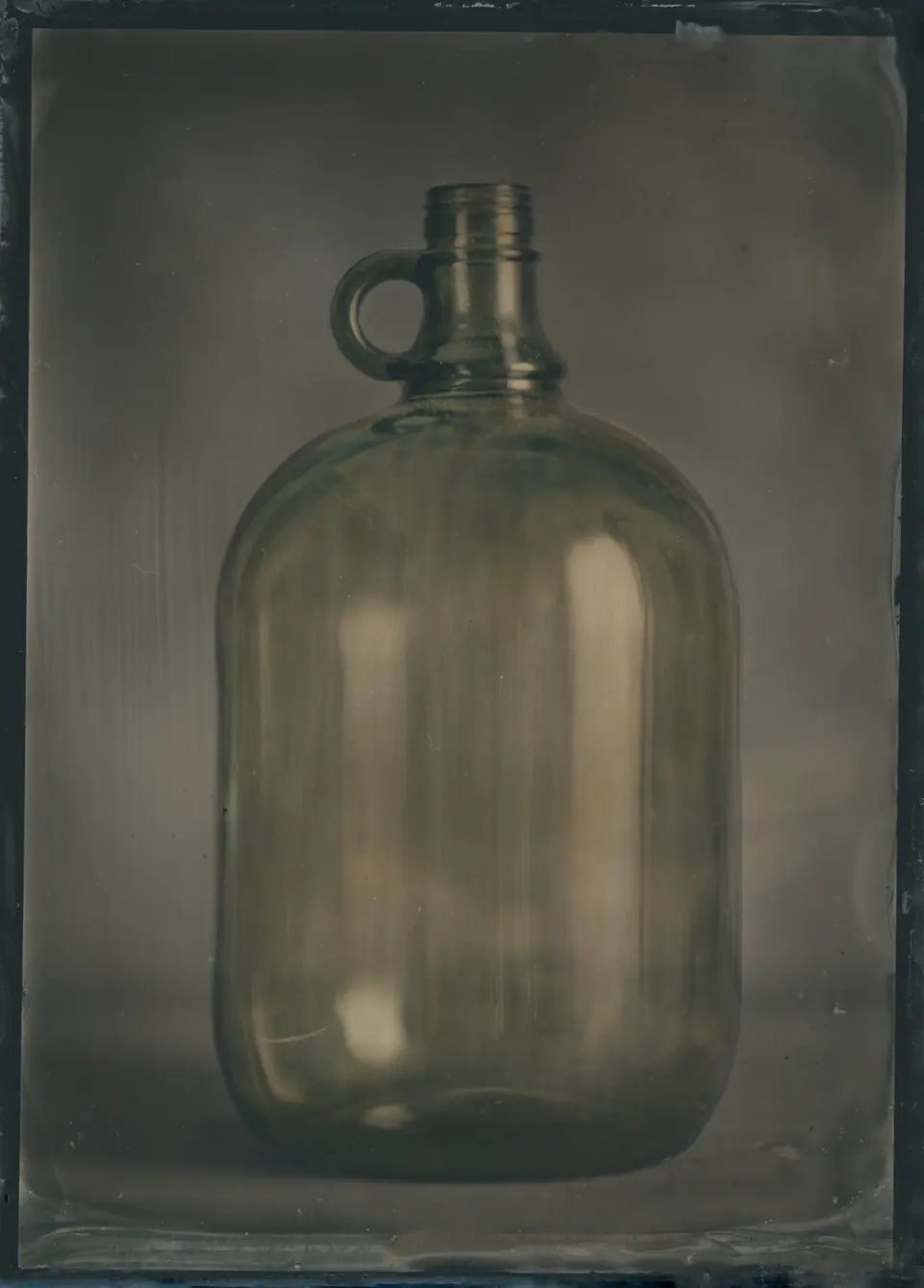 Handkolorierte Ambrotypie aus Stillleben, 2023, Flasche.