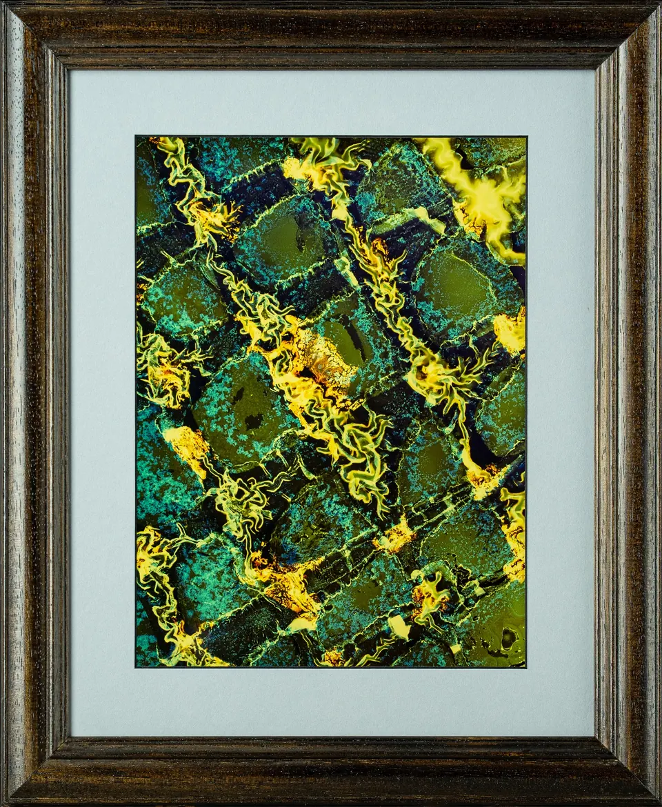 Gerahmtes abstraktes Bild mit grünen und blauen runden Flächen und gelben Verbindungen.