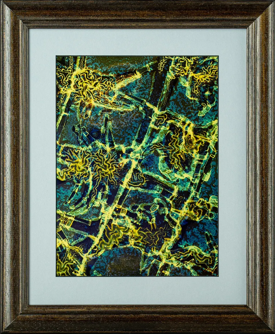 Gerahmtes abstraktes Bild mit dunkelgrünen und blauen Feldern und einem gelben Liniennetz.