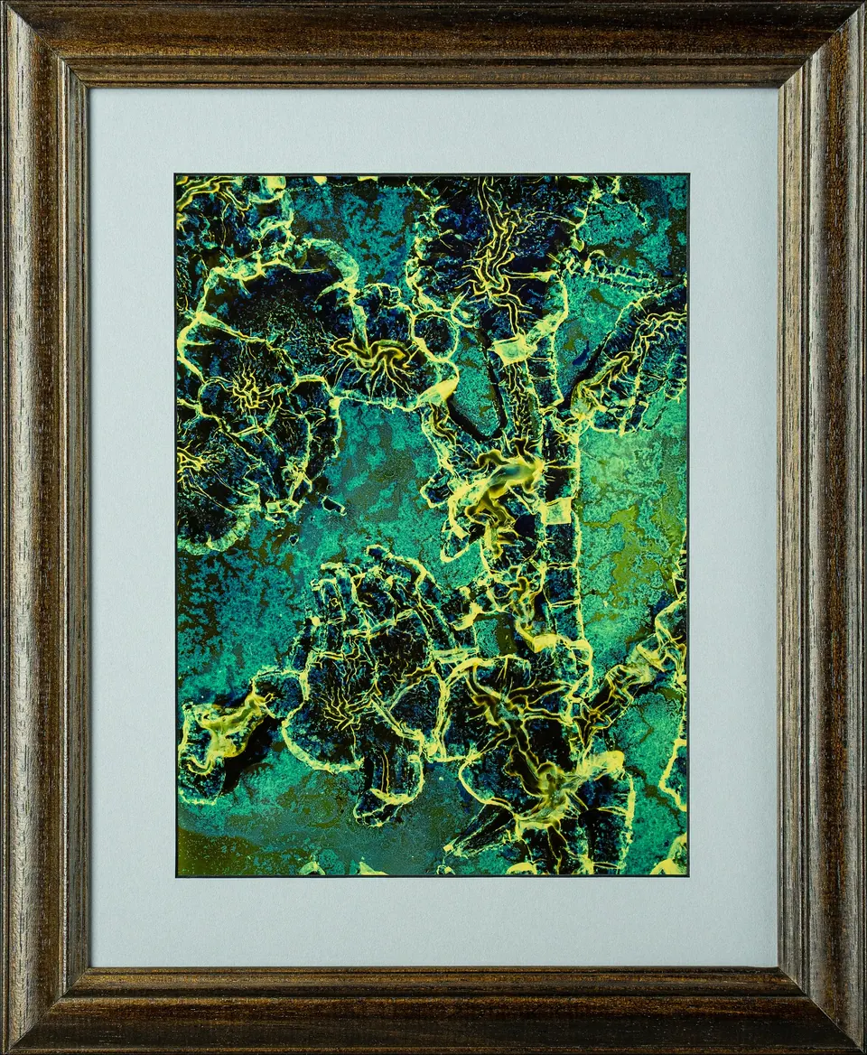 Gerahmtes abstraktes Bild mit blauen und grünen Flächen und feinen goldgelben Verzweigungen.