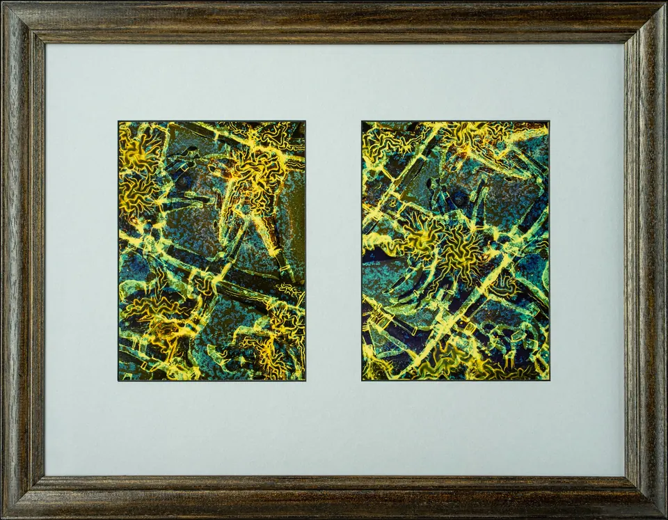 Zwei abstrakte Bilder mit dunkelgrünen und blauen Flächen und goldgelben Linien in einem gemeinsamen Rahmen.