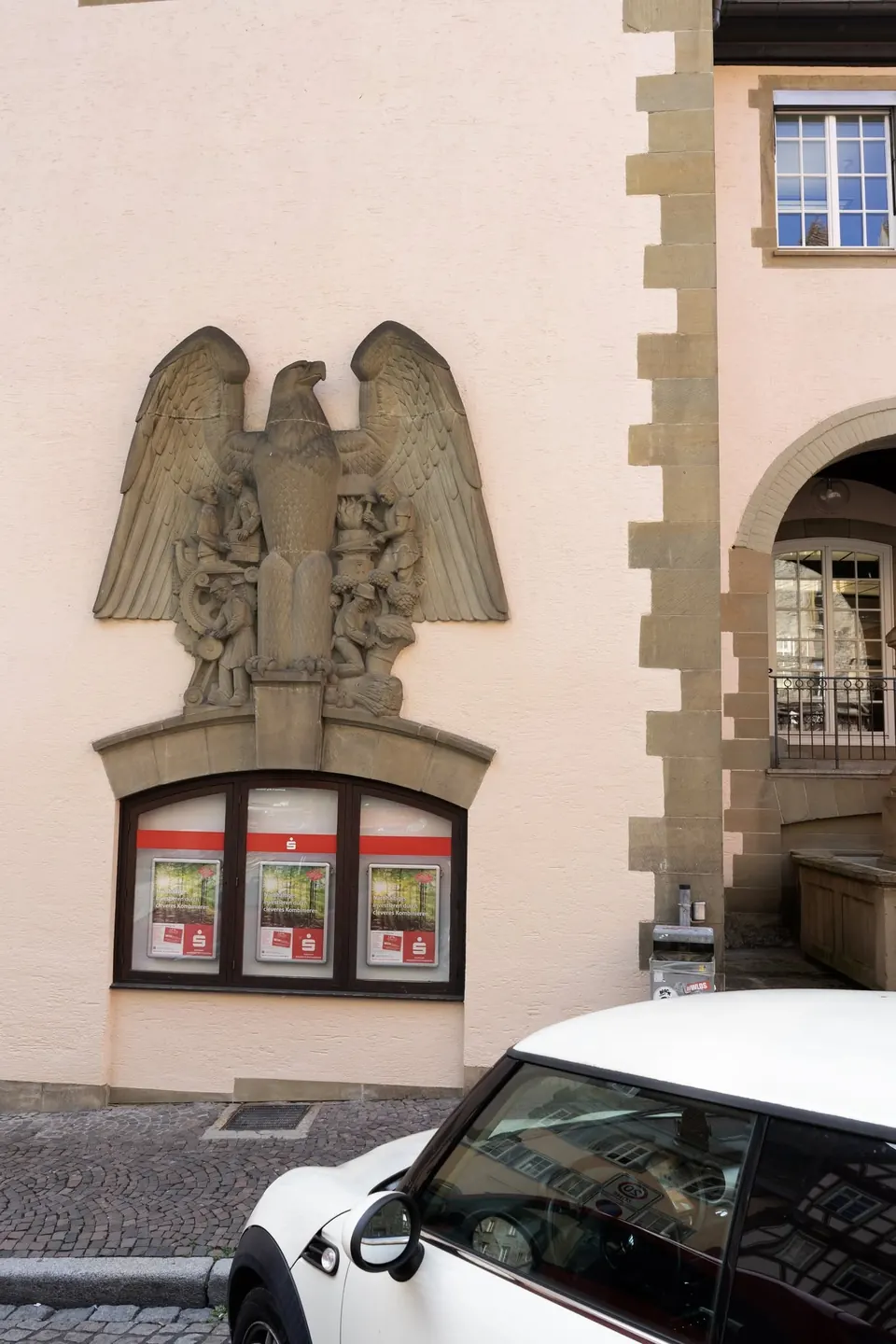 Wandskulptur von Erwin Dauner am Sparkassengebäude am Hafenmarkt in Schwäbisch Hall.