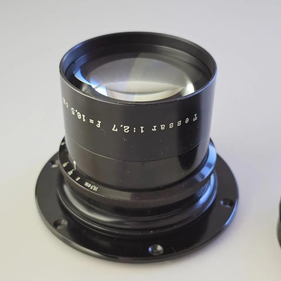 Carl Zeiss Jena Tessar 1:2,7 16,5 cm in schlichter Fassung mit Flansch.