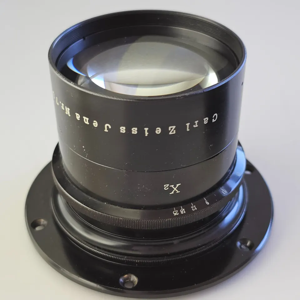 Ansicht der Fassung und Blendenskala des Carl Zeiss Jena Tessars 1:2,7 16,5 cm.