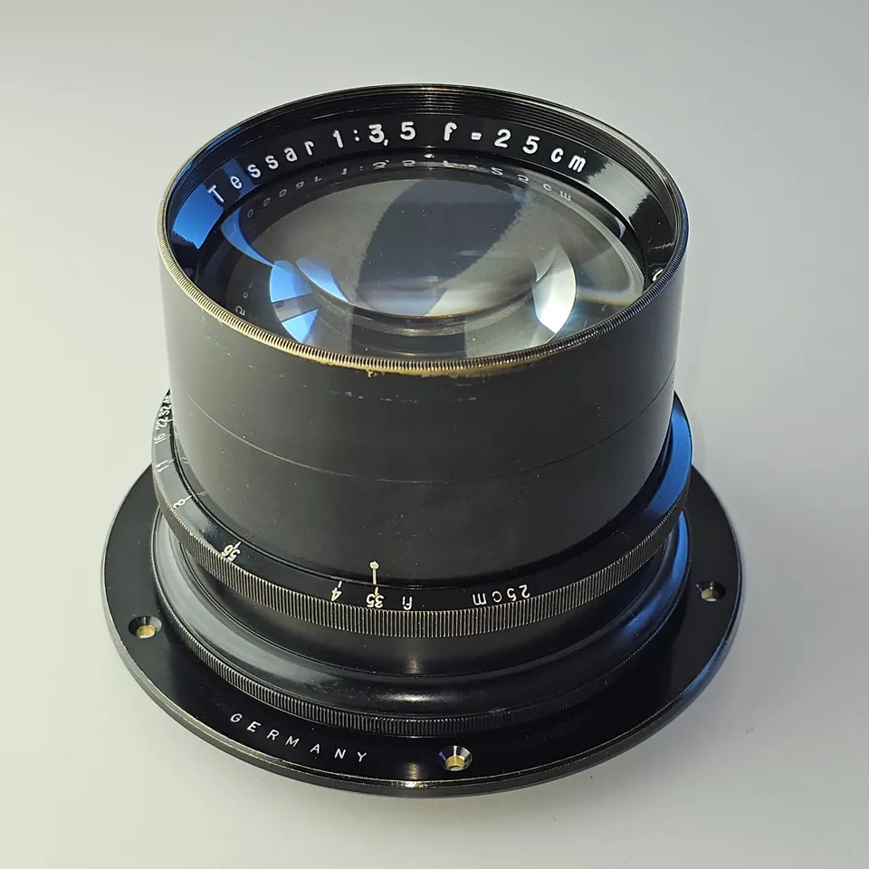 Carl Zeiss Jena Tessar 25 cm f/3,5 mit originalem Flansch und dem Schriftzug GERMANY.