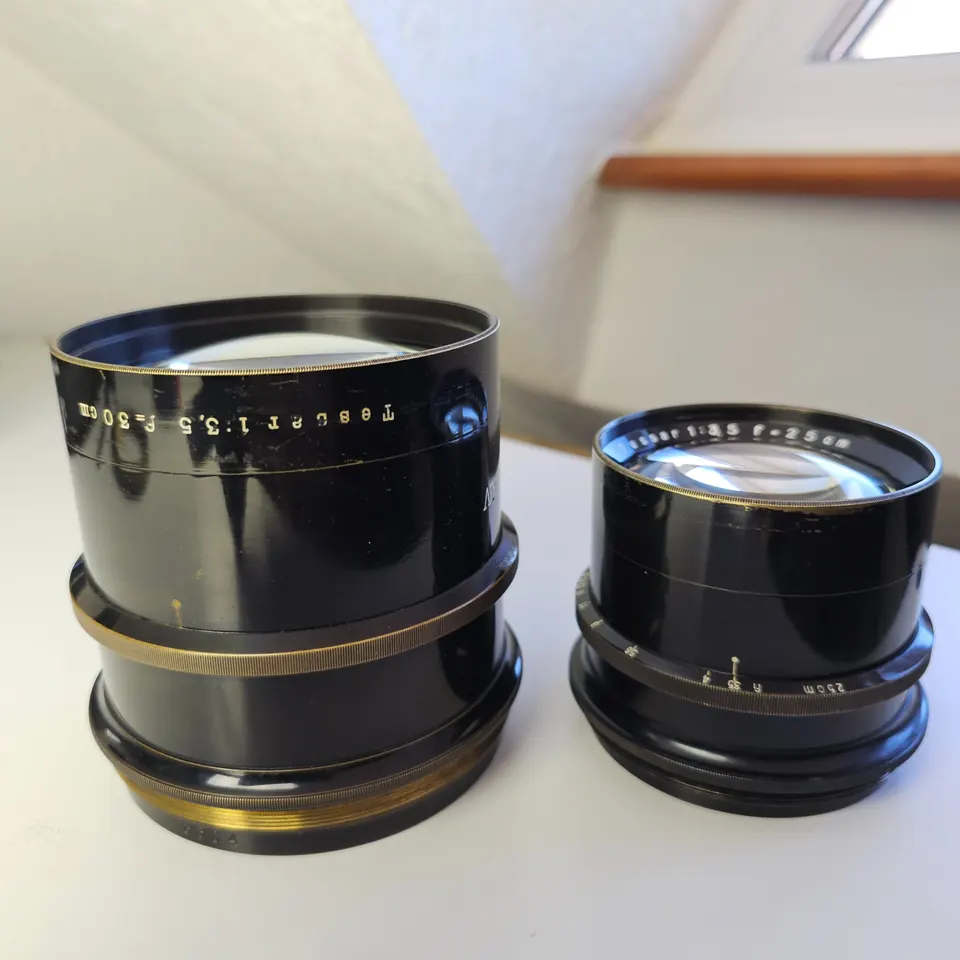 Vergleich: Tessar 30 cm f/3,5 links und Tessar 25 cm f/3,5 rechts.
