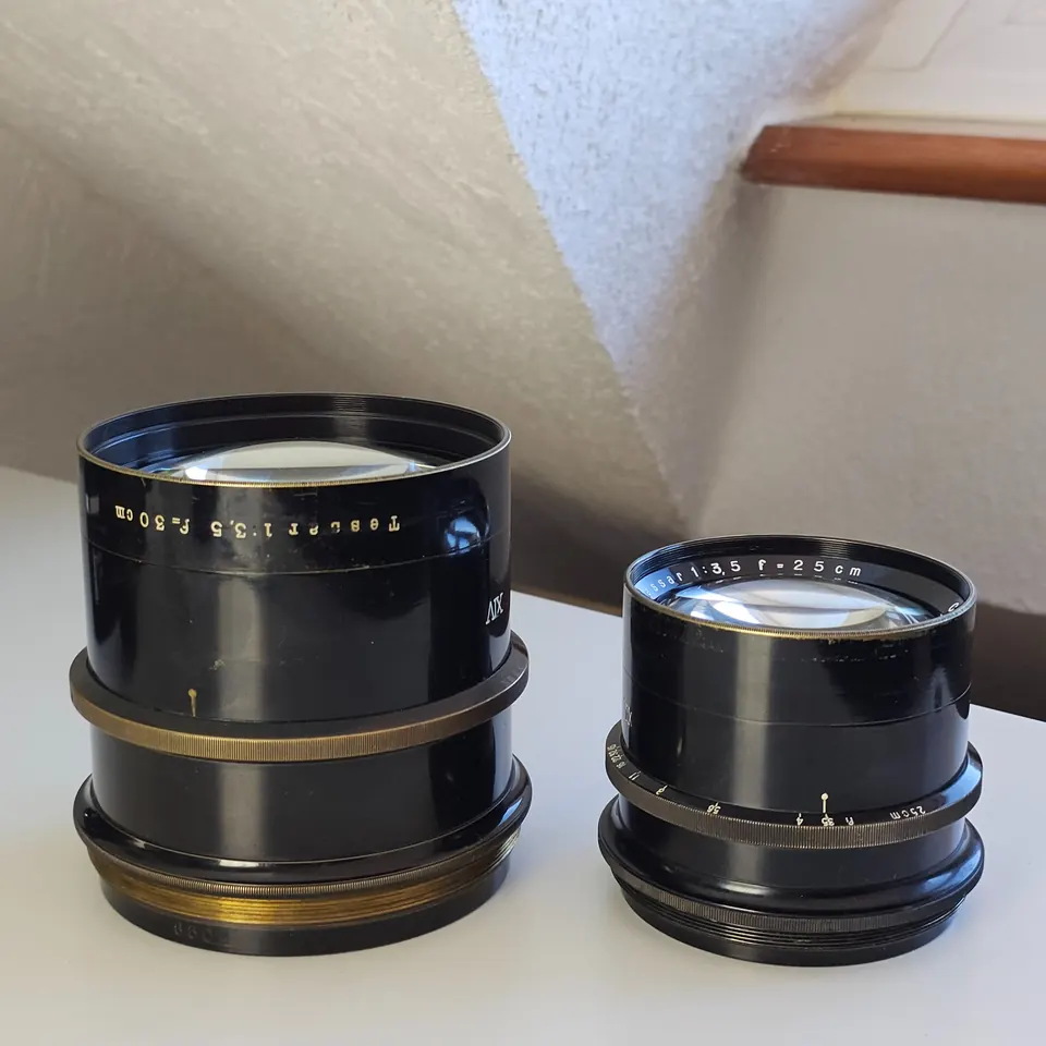 Die beiden Tessare im Größenvergleich, das 30-cm-Objektiv links und das 25-cm-Objektiv rechts.